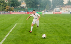 Олег Чернышов спешит за мячом