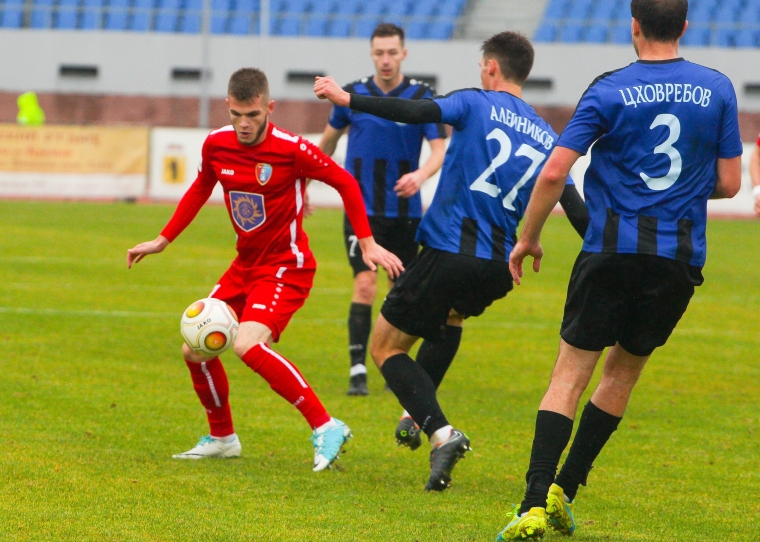 Максим Лазуткин дебютировал в профессиональном футболе!