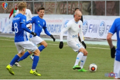 Денис Поярков контролирует мяч