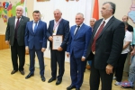 Церемония награждения золотыми медалями. Награждается Н.И. Волошкин